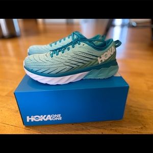 Hoka Arahi 4 running shoes